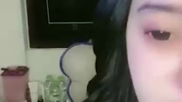 Kak Arum Jepit Dildo ke Toket Live