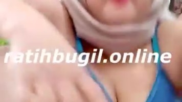 Ratih Jilbab Sange Colmek di Kebun